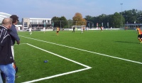 Trainer Alfred Nijhuis en assistent Theo Wigger kijken  gespannen toe.