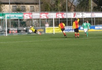 Niels Kroeze strekt zich lang bij de penalty