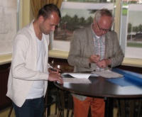 Peter Reekers links en voorzitter Henk Martens onderteken het contract 