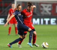 Larissa Wigger in duel om de bal