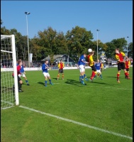 Stefan Steggink laat de bal op de kruin vallen en maakt de 1-0 voor STEVO A1